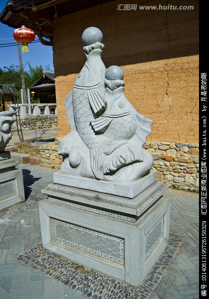 靜臥水中的守護者 鯉魚石雕的自然詩篇